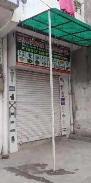 मेन मार्केट में पक्की शटर वाली दुकान किराये हेतु