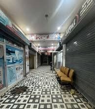 शॉपिंग कॉम्प्लेक्स गैलरी में आधुनिक शॉप / ऑफिस